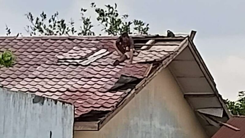 Atap Rumah Pimpinan MakmurNews.com Diterjang Angin Kencang, Harap Perhatian Pemko Medan