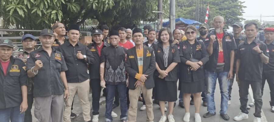 Tebar Kepedulian di Jumat Berkah, DPC GRIB Jaya Medan Bersama PAC GRIB Jaya Medan Petisah Bagikan 500 Nasi Kotak kepada Masyarak
