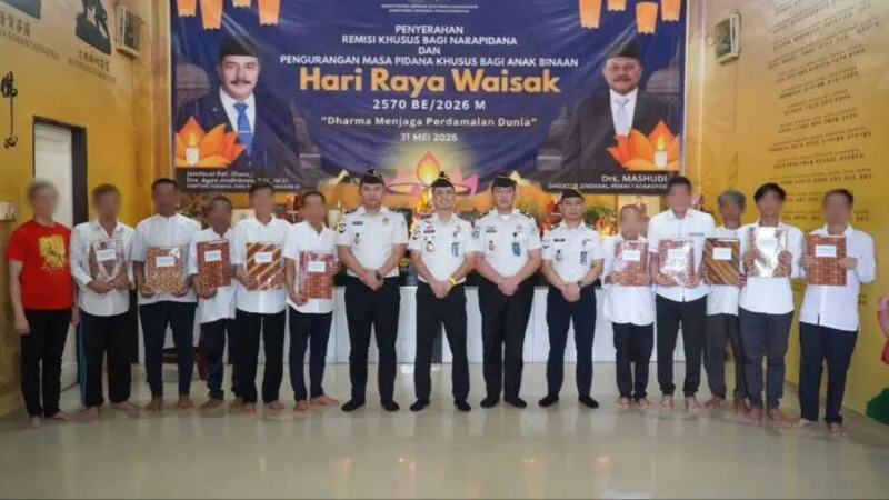 Wujud Penghargaan bagi Warga Binaan yang Berkelakuan Baik Rutan Kelas I Medan Serahkan Remisi Khusus Waisak.